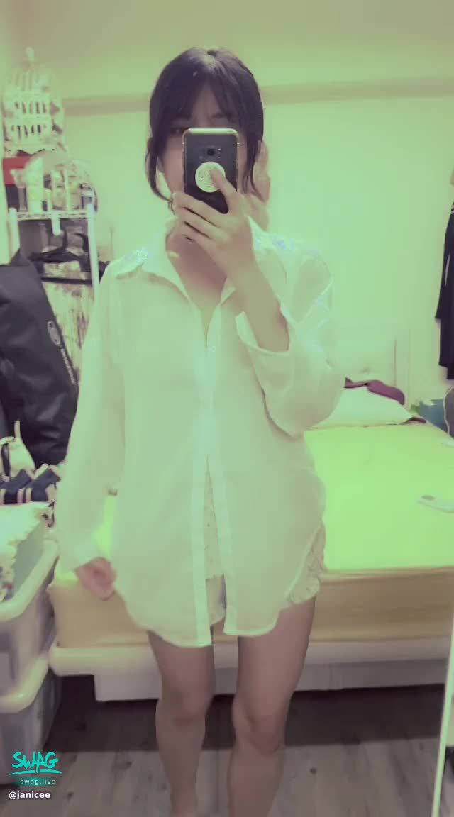 janicee : 男友襯衫下的美腿
拉開襯衫下，露出深V睡衣💗
男友視角露出白皙的美足🌹
#性感 #美腿 #赤腳 #裸足 #鎖骨 #長髮 #足控 #腿控 #黑髮 #露腰 #細肩帶 #短褲