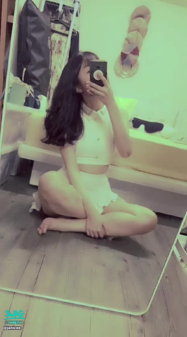janicee : 是你在叫我嗎？
女僕系上衣💙
白色可愛短裙💚
露出白皙的美腿🌹