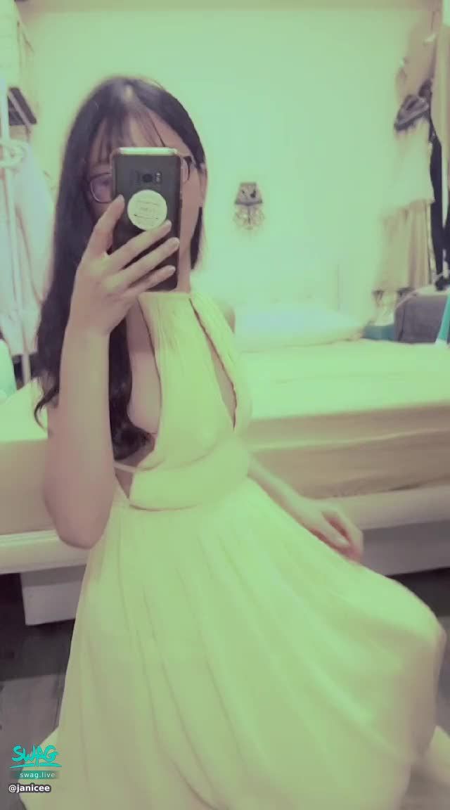 janicee : 不穿內衣的夏日
不想穿內衣的夏天💖
側露女神洋裝♥️
#鏤空 #側乳 #洋裝