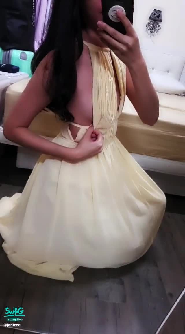 janicee : 隱約看見胸型的角度
裡面不穿內衣💖
隱約可以看見胸型👀
拉下衣服就看見側乳的洋裝😍
#鏤空 #側乳 #洋裝