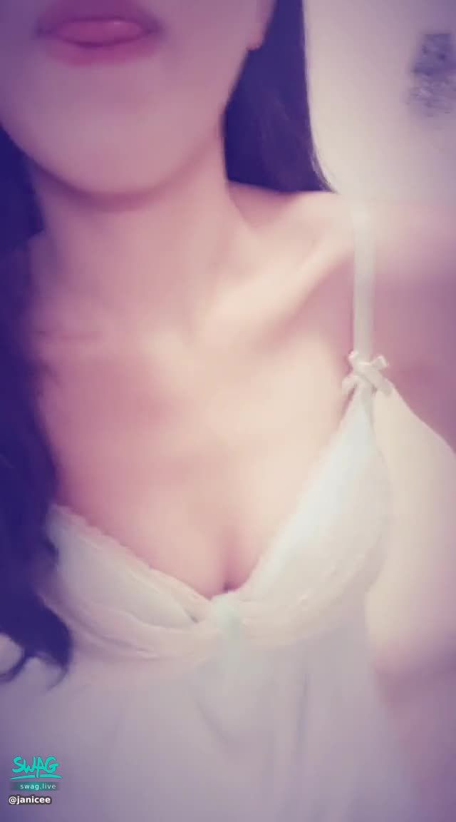janicee : 男友視角💗
胸口像罩杯的睡衣😍
近拍白皙美腿與鎖骨💚