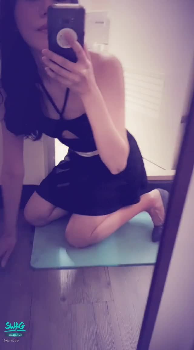janicee : 彎腰時窺見美胸
藏不住的性感♥️
跪著彎腰，露出南半球💙
高跟鞋美腿👠
#腿控 #足控 #美腿 #南半球 #細肩帶 #鎖骨 #高跟鞋