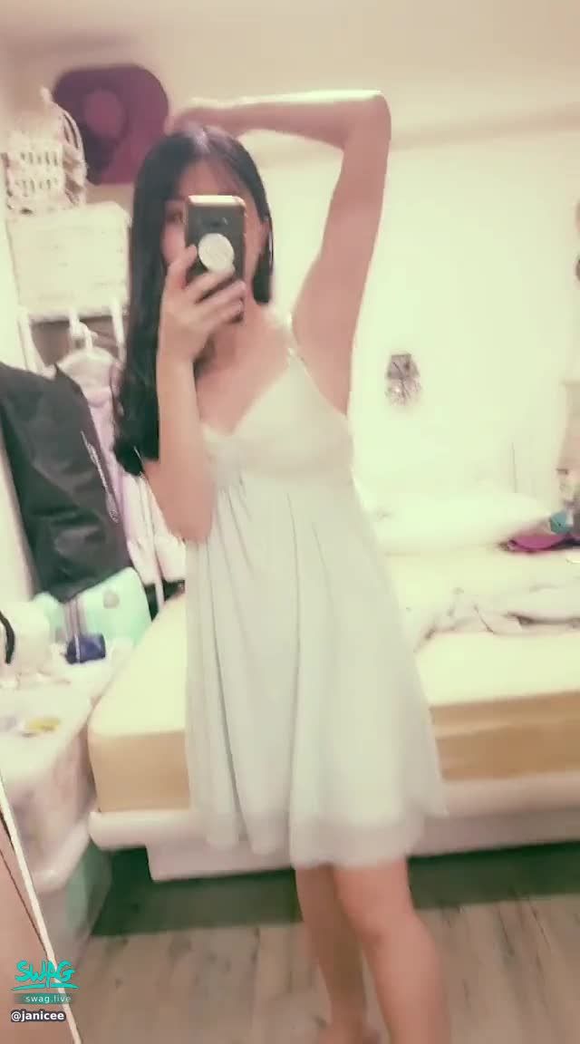 janicee : 你也還沒睡嗎？
胸口像罩杯的睡衣😍
抬起手撥頭髮，露出白皙腋下💚
#腿控 #足控 #美腿 #低胸 #睡衣 #細肩帶 #鎖骨 #赤腳 #裸足