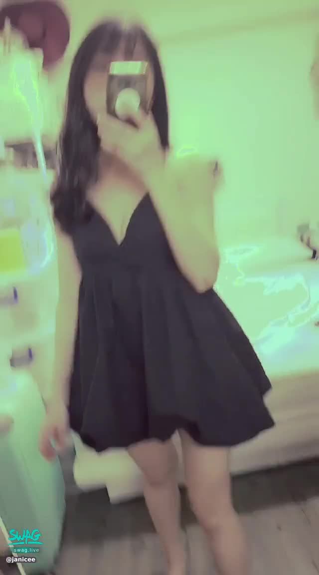 janicee : 性感小洋裝💖
黑色細肩帶的誘惑♥️
性感深V與露背😈
超短裙擺露出白皙美腿💚