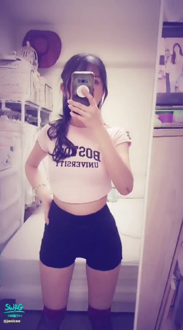 janicee : 扶著美臀與胸口搖起來
誘人的零二搖♥️
性感極短褲與酒紅膝上襪💙
T恤微露內衣下擺🌹
shake shake💗