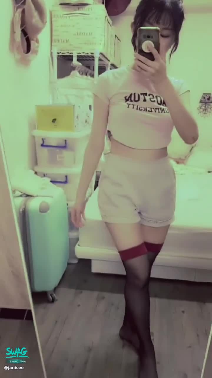  : Knee socks and bare M-legs 😈