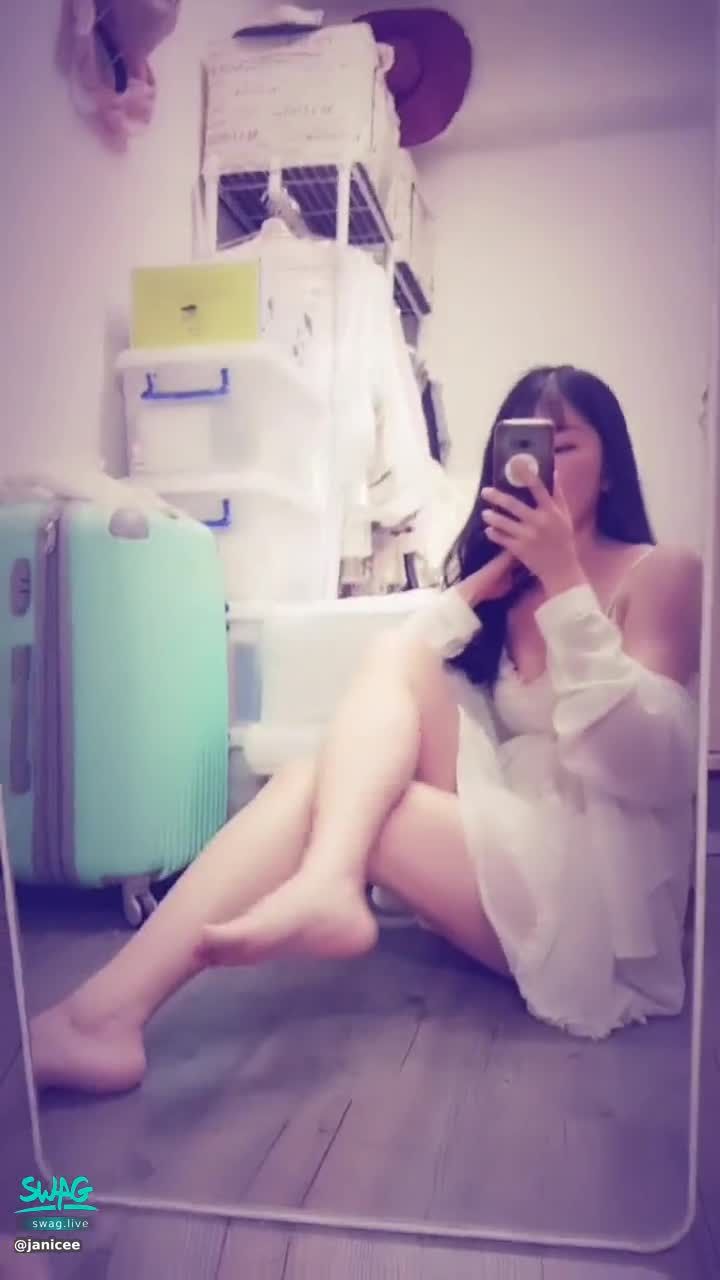 janicee : 睡衣與裸足🌹
身穿清純白色睡衣💋
光腳坐在地上等你回家♥️
低胸露出鎖骨帶點性感💙
襯托美腿白皙的肌膚🌸
Little white dress👠
#性感 #美腿 #高跟鞋 #鎖骨 #長髮 #足控 #腿控 #黑髮 #低胸 #細肩帶 #洋裝 #赤腳 #裸足 #睡衣