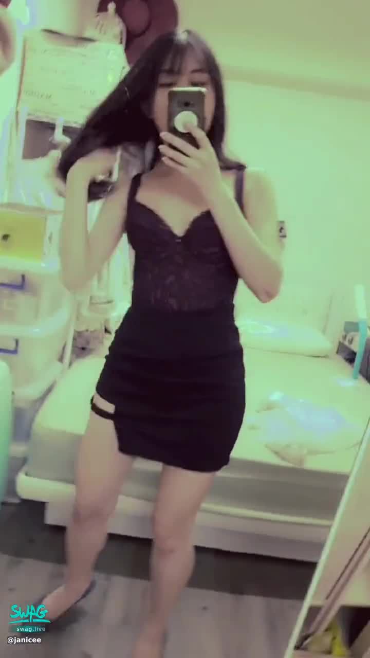 janicee : 一直曝光的性感桃色馬甲💚
鏤空黑窄裙💋特務風格🌹
配上纖細的高跟鞋美腿👠
corset💙
#性感 #美腿 #鎖骨 #長髮 #足控 #腿控 #黑髮 #低胸 #馬甲 #高跟鞋 #corset