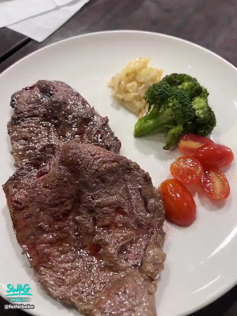  : Hello ~ Feibao ❤️ Steak today! eat meat meat meat 😝 You also have to remember to eat~