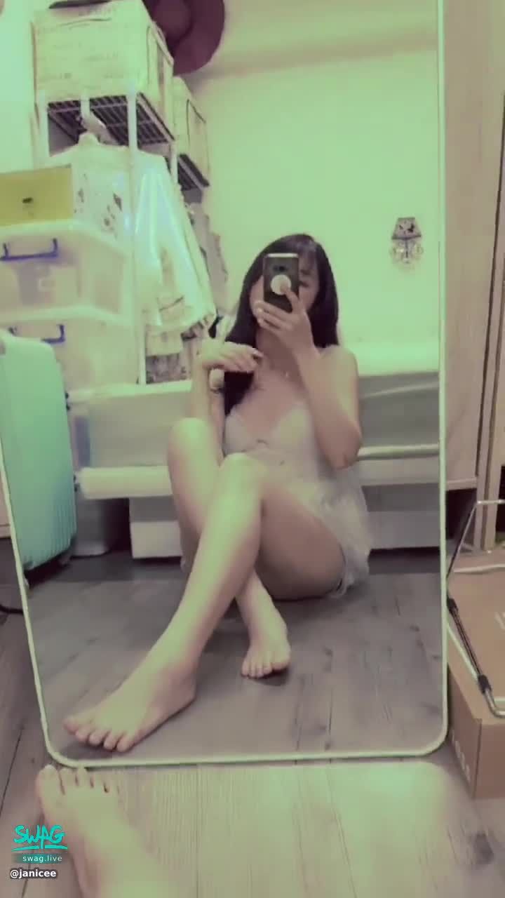 janicee : M字腿呻吟自摸😈
性感M字腿，自己摸摸😍
發出呻吟😈
花嫁系睡衣💋
低胸露出肌膚與鎖骨💙
摸摸白皙的美腿🌸
pure white💚
#性感 #美腿 #鎖骨 #長髮 #足控 #腿控 #黑髮 #細肩帶 #睡衣 #赤腳 #裸足 #低胸