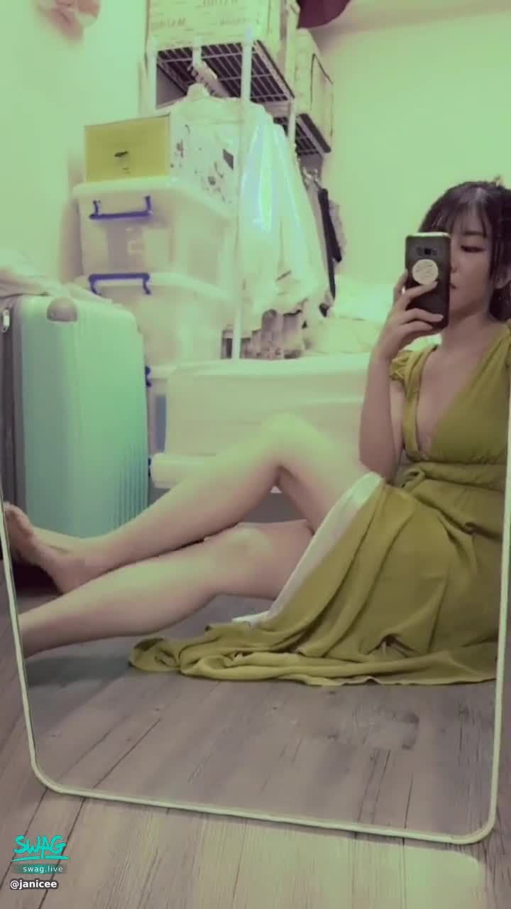 janicee : 解開拉鍊的洋裝💚
解開洋裝的拉鍊，看到蕾絲內褲與美背♥️
拉開開衩裙擺，側身露出白皙美腿💖
側邊的鏤空露出腋下💚
Mustard dress💓
#馬尾 #長髮 #性感 #腿控 #赤腳 #裸足 #開衩 #美腿 #腿控 #鎖骨 #洋裝 #sexy