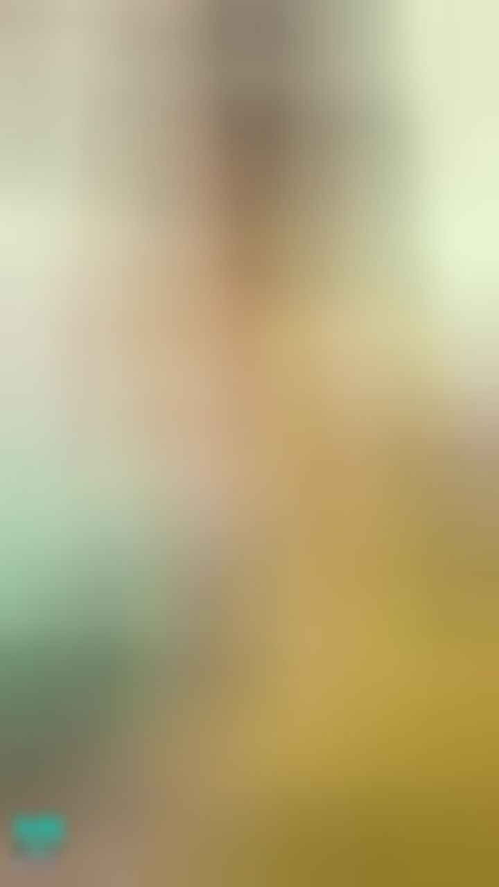 janicee : 解開洋裝的拉鍊，蹲在地上💋
脫掉nu bra😈
開衩裙擺露出白皙美腿💖
側邊的鏤空露出腋下💚
Mustard dress💓
#馬尾 #長髮 #性感 #腿控 #赤腳 #裸足 #開衩 #美腿 #腿控 #鎖骨 #洋裝 #sexy