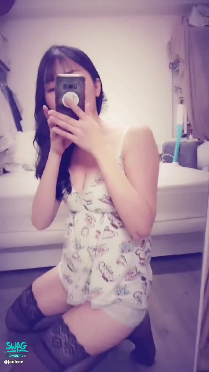 janicee : 蕾絲黑絲腳底💗
你的夜間甜點🌹
爆乳睡衣與細肩帶美背⭐
性感超短睡褲💋
膝上襪的絕對領域😈
Lace stocking💚
#sexy #低胸 #性感 #深V #細肩帶 #黑絲 #膝上襪 #腿控 #長髮 #黑髮 #美腿 #鎖骨 #乳溝 #短褲  #絕對領域