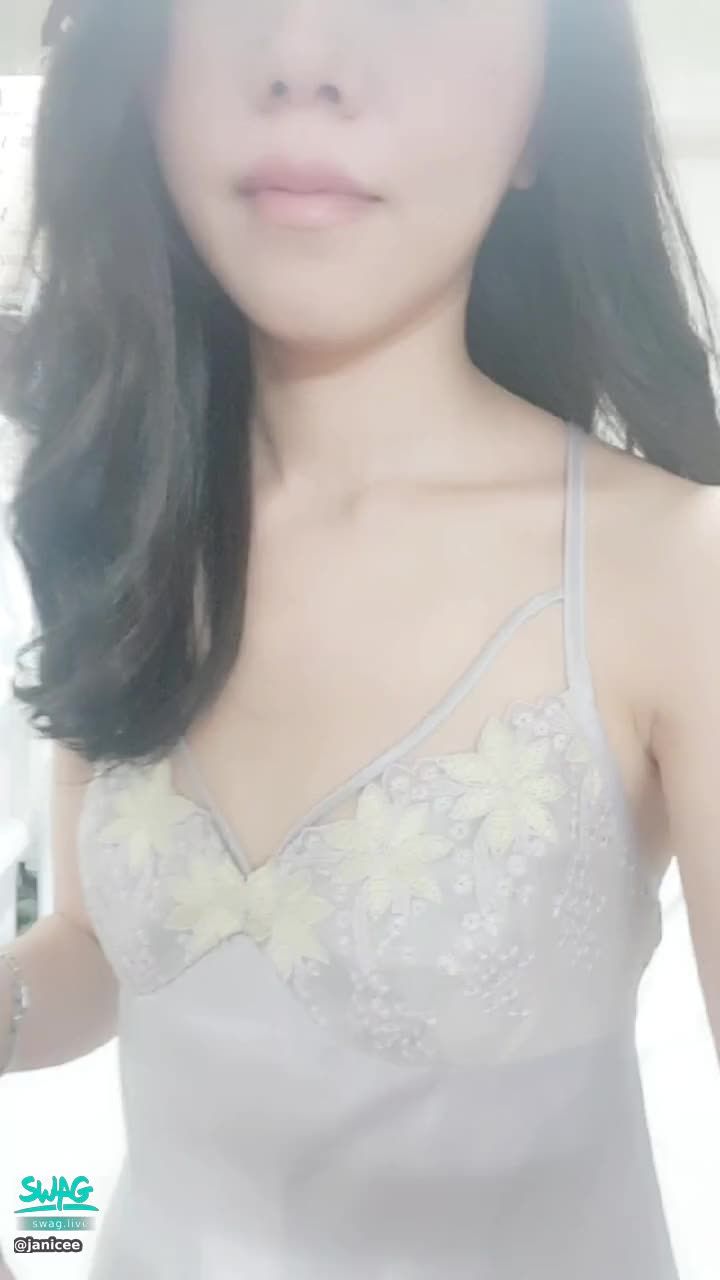 janicee : Want to take off my pajamas?
Take off pajamas to reveal lace panties 💓
Lift up the ponytail, caress the curve 😍
Boys' favorite satin pajamas 👀
Thin sheer silk reveals body shape ♥️
silky 💗
#細肩帶 #長髮 #睡衣 #sexy #裸足 #赤腳 #短裙 #鎖骨 #美腿 #腿控 #足控 #美背 #內褲