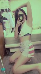 janicee : 解開鈕扣
不經意露出內衣下擺的可愛襯衫♥️
背面是國旗的短褲💓
解開上衣的鈕扣💋
牛仔色內衣😍
the flag on my shorts♥️
#黑髮 #長髮 #sexy #內衣 #緊身 #短褲 #美腿 #腿控 #裸足 #赤腳