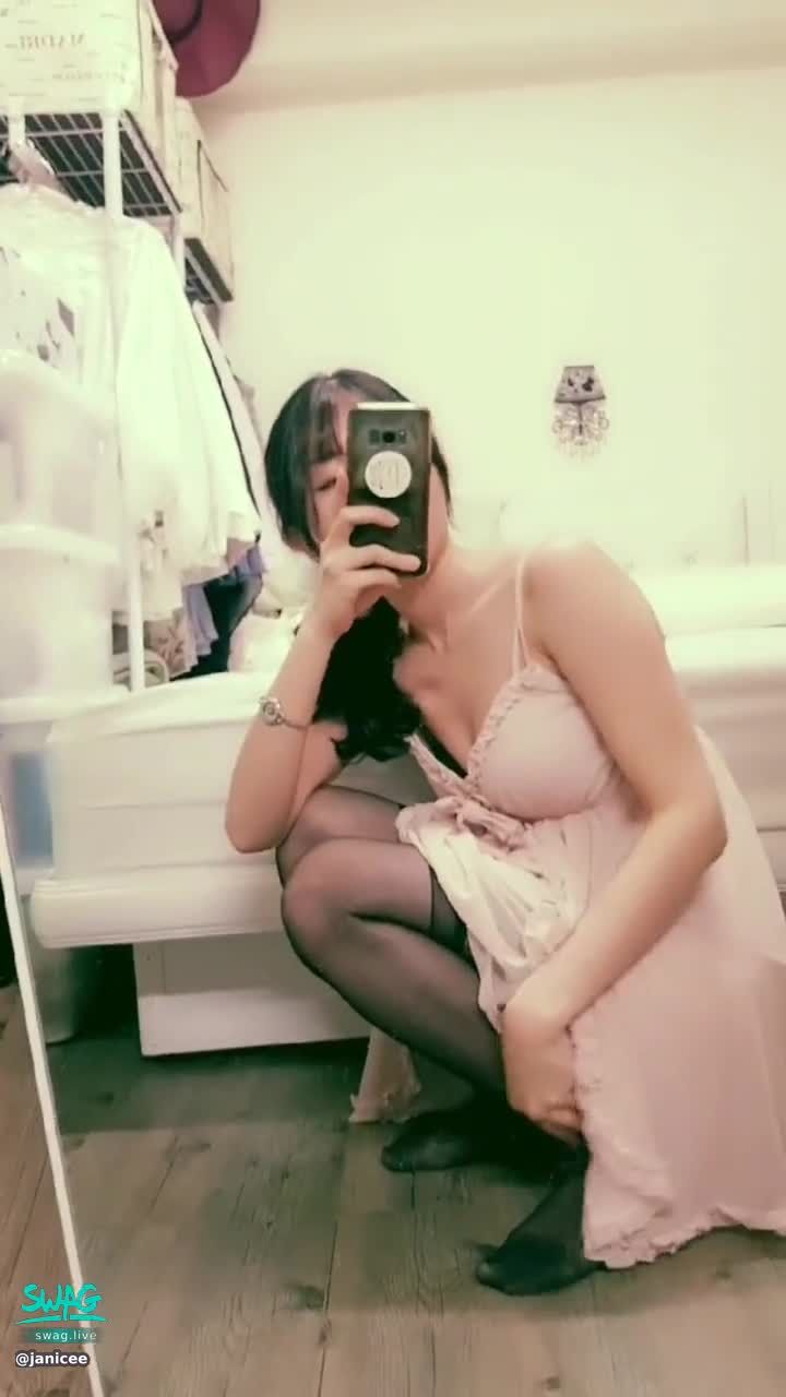 janicee : 各種性感角度
趴著放下肩帶😈
張開雙腿露出內褲的坐姿👀
穿著性感睡衣，陪你一起睡💋
扭動時容易露出內衣的低胸💙
性感黑絲美腿的絕對領域🌸
pinkish💚
#性感 #美腿 #鎖骨 #長髮 #足控 #腿控 #黑髮 #細肩帶 #睡衣 #黑絲 #膝上襪 #低胸 #馬尾