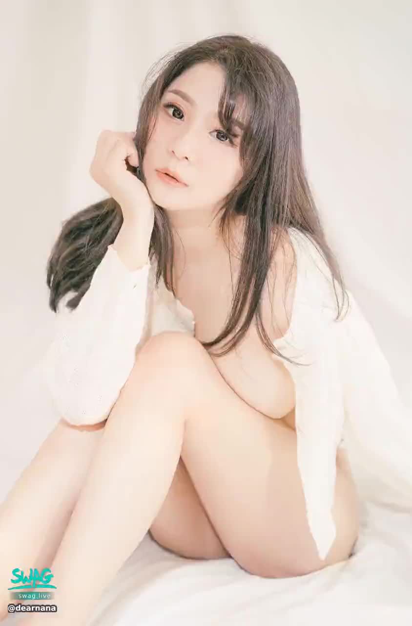 dearnana : 好像看得到 又好像沒有 你有看到嗎？ #美胸 #胸部 #巨乳 #sexy #誘惑 #性感 #必解