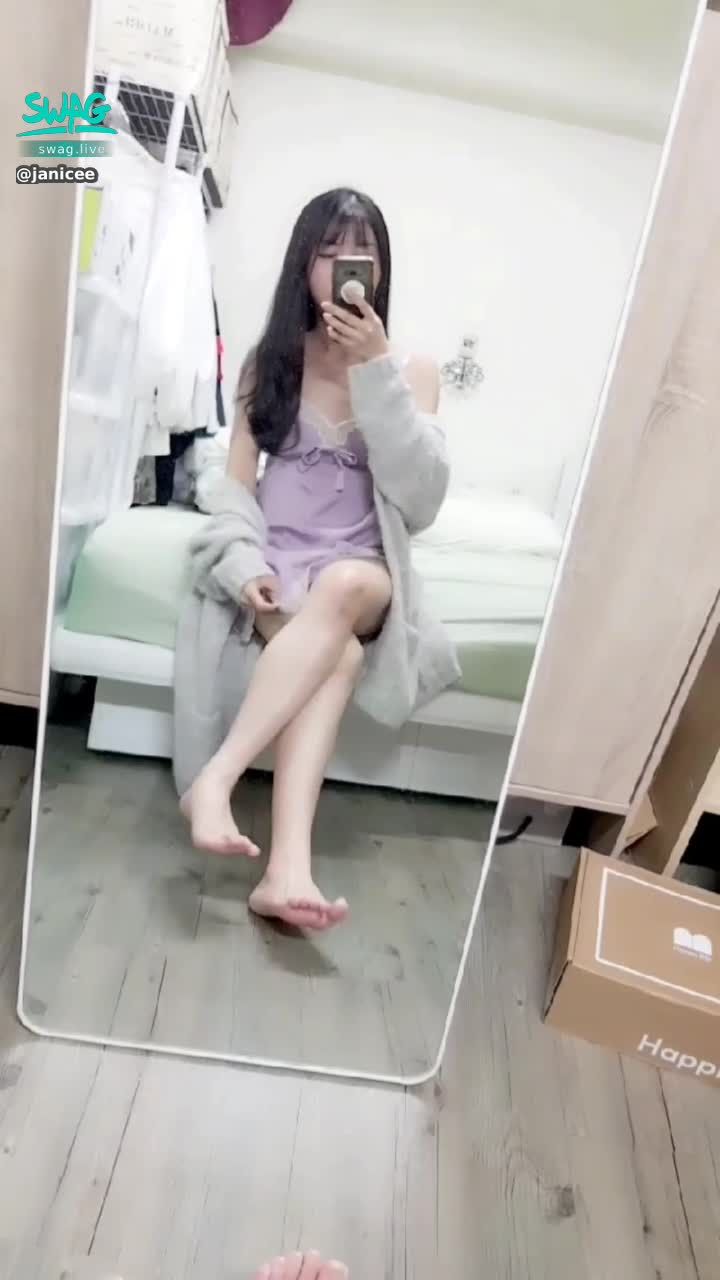janicee : 白皙美腿與微曝光的坐姿