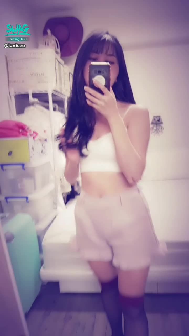 janicee : 摸摸美腿💚
彎腰、揉胸👀
性感白色露背小可愛💓
膝上襪💋絕對領域的誘惑♥️
white😈
#sexy #鎖骨 #長髮 #美腿 #細肩帶 #黑髮 #黑絲 #膝上襪 #低胸 #絕對領域