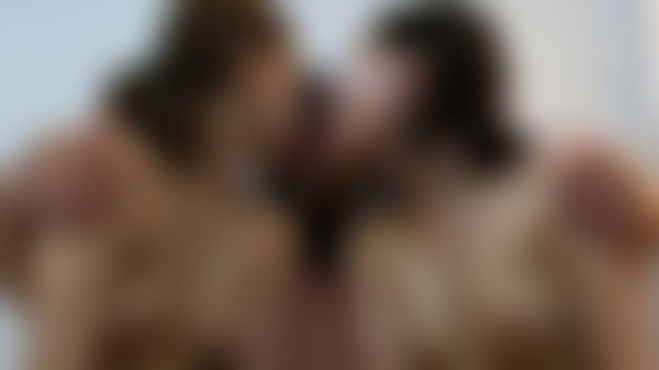 japanese_real_amateur : 『グラビア娘と、１０代オタ娘のハーレム３P！！！』

『グラビア娘』と

『１９歳のオタ女子』の

ハーレム３Pです

この２人、出会って、１０分で、スタートさせちゃいました

心の準備なんてさせません

そういうの、しらけますから

まずは

交互にディープキス

ジジイは、どっちに向いても、可愛い娘の顔がある

こっちでもディープで舌を可愛い口にねじ込み

こっちでもディープで舌を可愛い口にねじ込む

最高です
＃乱行
＃３P
＃フェラ
＃キス