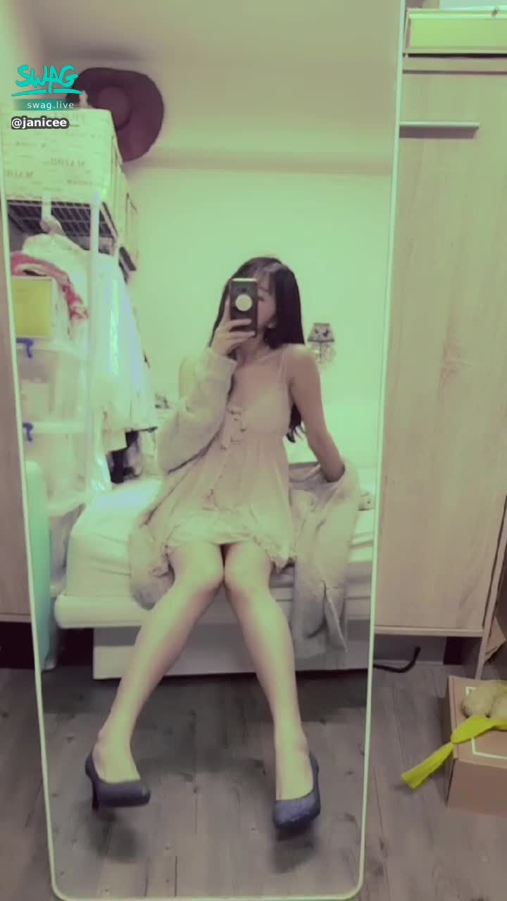 janicee : doll on bed
Sitting doll in sexy pajamas 💙
Wearing high heels and bare feet 👠
Want to untie the bow on your chest? 🎀 ?
Pinkish 💖
#性感 #長髮 #睡衣 #sexy #腿控 #鎖骨 #短裙 #低胸 #高跟鞋 #美腿 #細肩帶