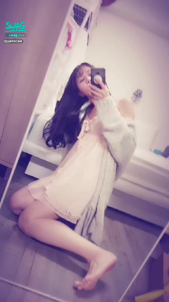 janicee : beautiful breasts under pajamas 😍
sexy pajamas under coat 💙 Barefoot and high heels rubbing tits 😈
Want to untie the bow on your chest? 🎀 ?
Pinkish 💖
#性感 #長髮 #睡衣 #sexy #腿控 #鎖骨 #短裙 #低胸 #赤腳 #裸足 #美腿 #細肩帶 #高跟鞋