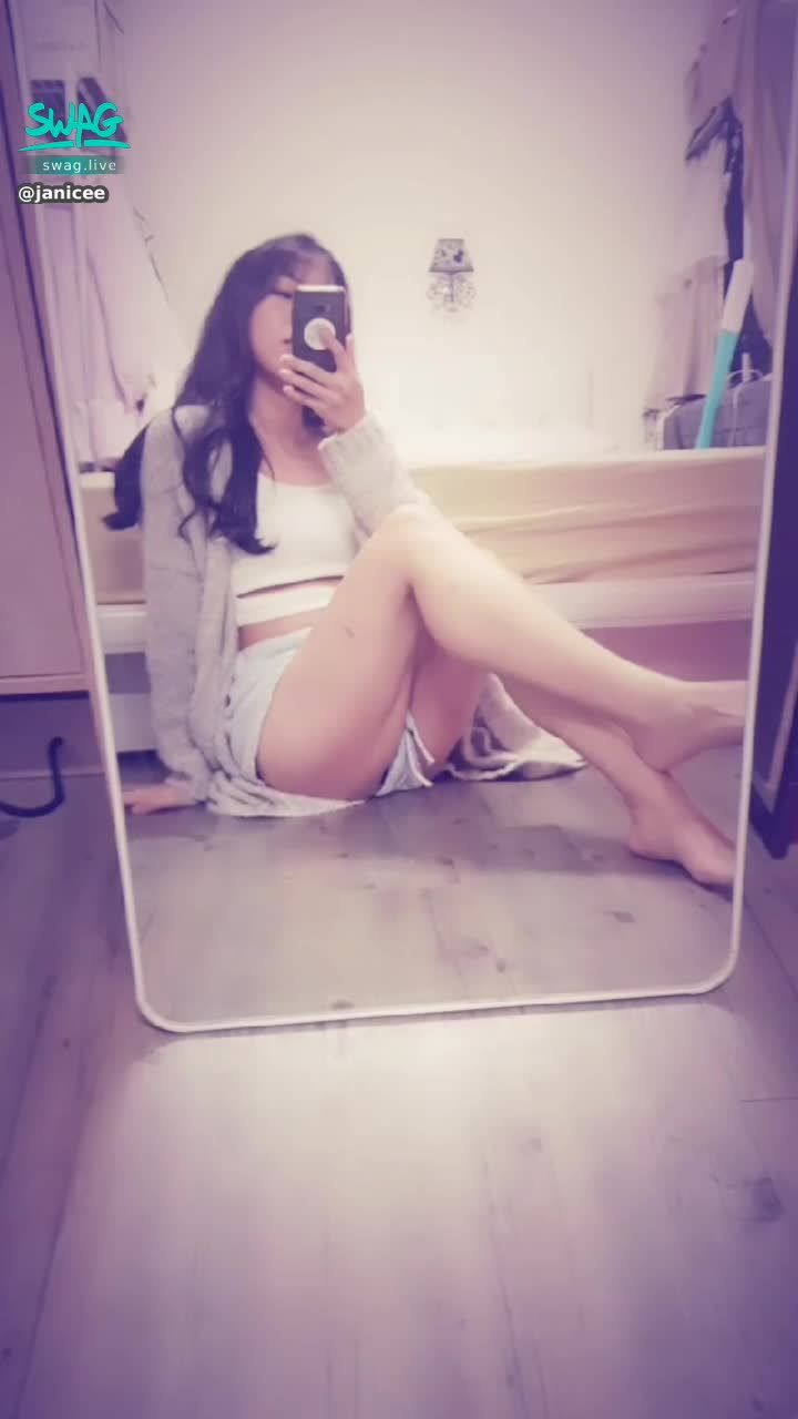 janicee : 摸摸赤腳，露出南半球