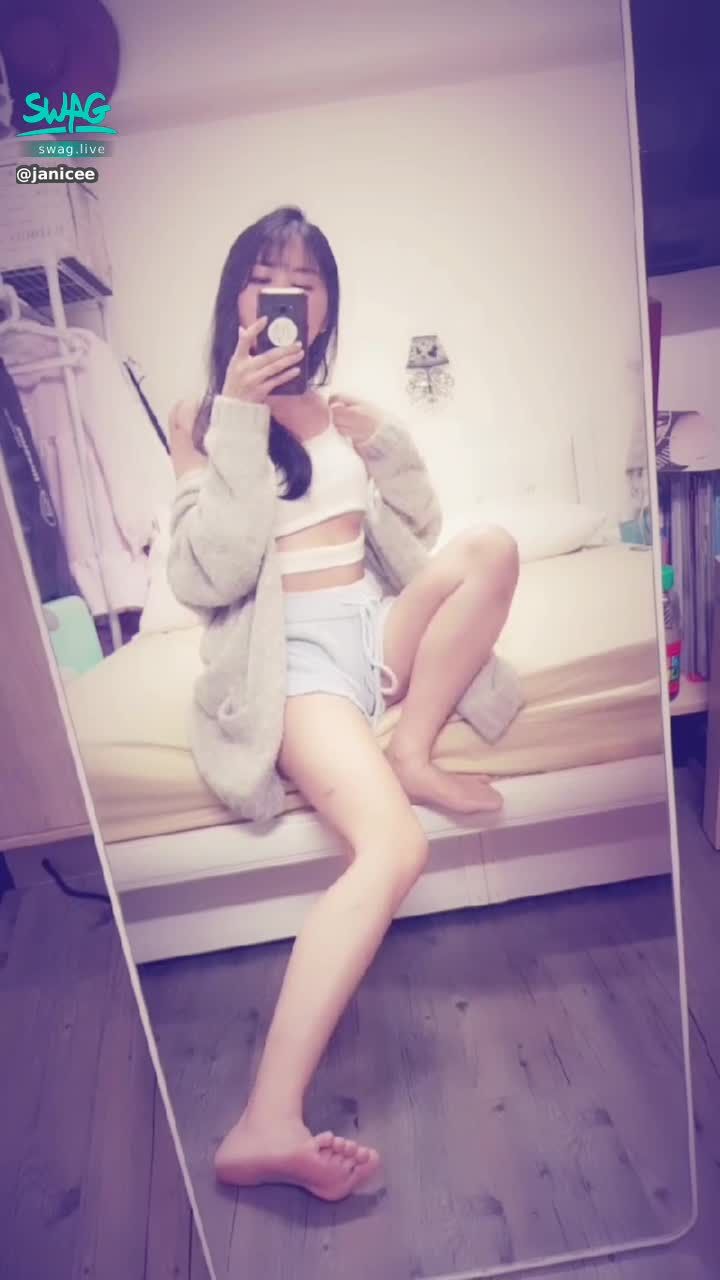 janicee : 美足與下乳