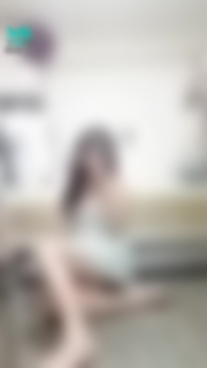 janicee : 地板上微曝光的坐姿💋
拉下肩帶揉奶😈
床上不讓你睡的美腿💙
深V睡裙💖
Sleep wear💚
#sexy #鎖骨 #長髮 #美腿 #細肩帶 #黑髮 #低胸 #睡衣 #短裙 #深V #腿控 #足控 #赤腳 #裸足