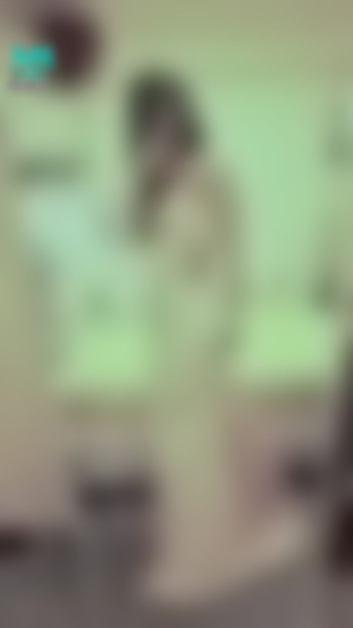  : 地板上曝光的坐姿😈