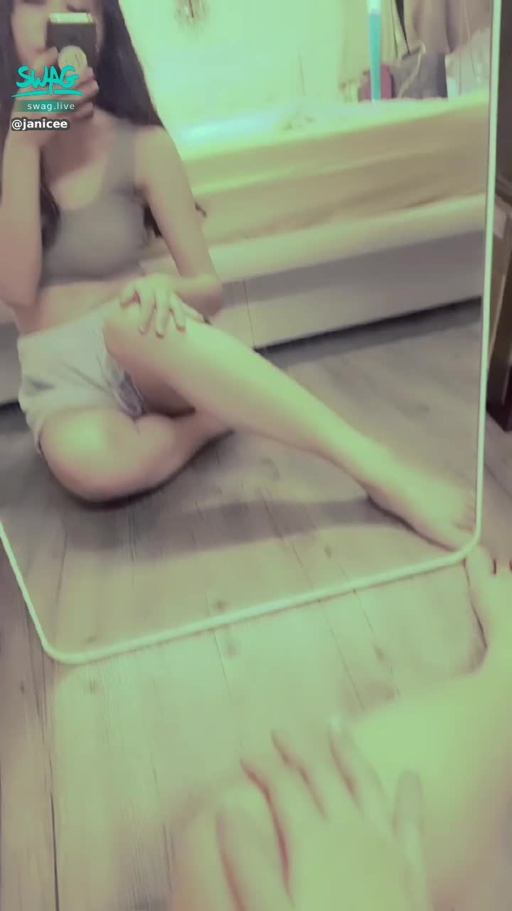 janicee : 摸摸白皙的美腿♥️
性感美背挖空小可愛💙
超短褲下的腳腳💓
Sexy hollow💚
#鏤空 #長髮 #小可愛 #sexy #赤腳 #裸足 #美腿 #鎖骨 #短褲 #腿控 #美腿 #足控