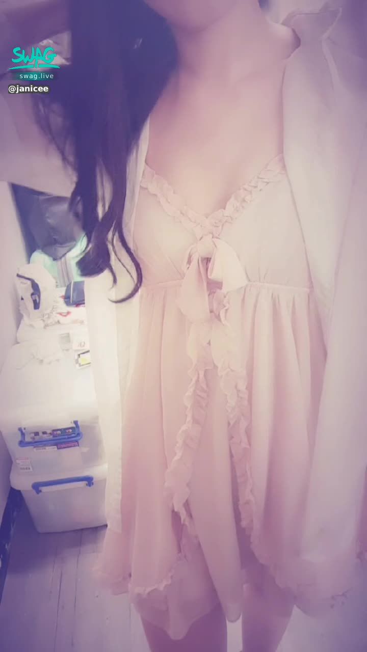 janicee : 揉奶，黑色內衣😈
脫下性感睡衣💙
想解開胸口的蝴蝶結嗎🎀？
Pinkish💖
#性感 #長髮 #睡衣 #sexy #腿控 #鎖骨 #短裙 #低胸 #高跟鞋 #美腿 #細肩帶 #bra #內衣