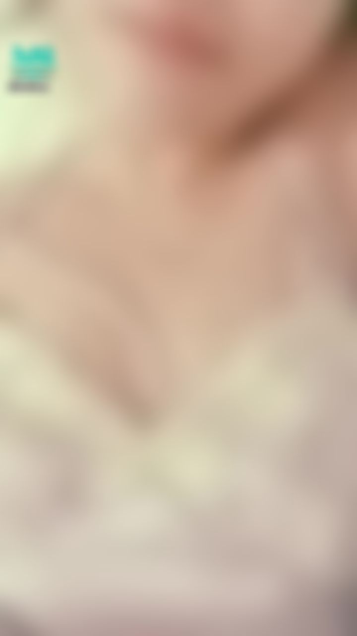  : 舔舔嘴唇，看見大腿根部💋