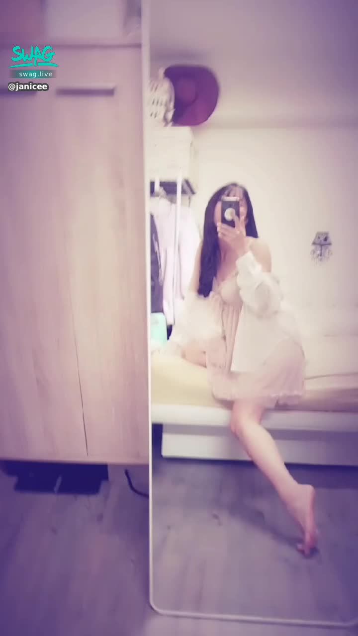  : Good figure under pajamas 💖