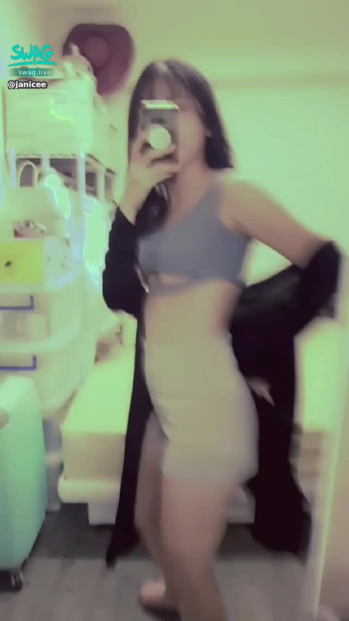  : Beautiful buttocks smile line when turned around 😈