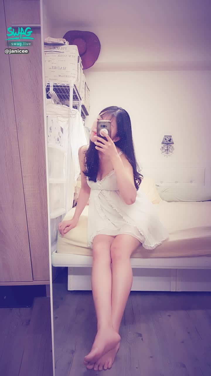 janicee : 白色低胸睡衣與赤腳💙