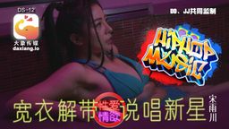 daxiangtw : #美乳 #白皙 #可愛 #翹臀 #宋雨川
大象傳媒頂級情慾片
擁有美乳和美尻的雨川
穿著性感泳裝,在浴缸中
玩著水 撫摸著自己
從那對酥胸到翹臀
還用舌頭勾引著
完美的身材曲線
讓看的人不自覺都被勾了進去
前戲時,男優瘋狂著吻著她全身
一邊抓著揉著
手在慢慢地往下
一邊用玩具玩她早已溼透的小穴
沒幾下雨川直接在床上潮吹了!
趁這機會直接讓她幫男優舔
越吃雨川越入戲
表情變得更加淫蕩
竟然還主動騎上來!
可想而知後面一定超精彩的!