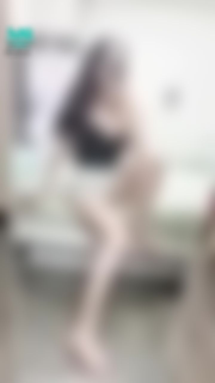 janicee : 赤腳M字腿