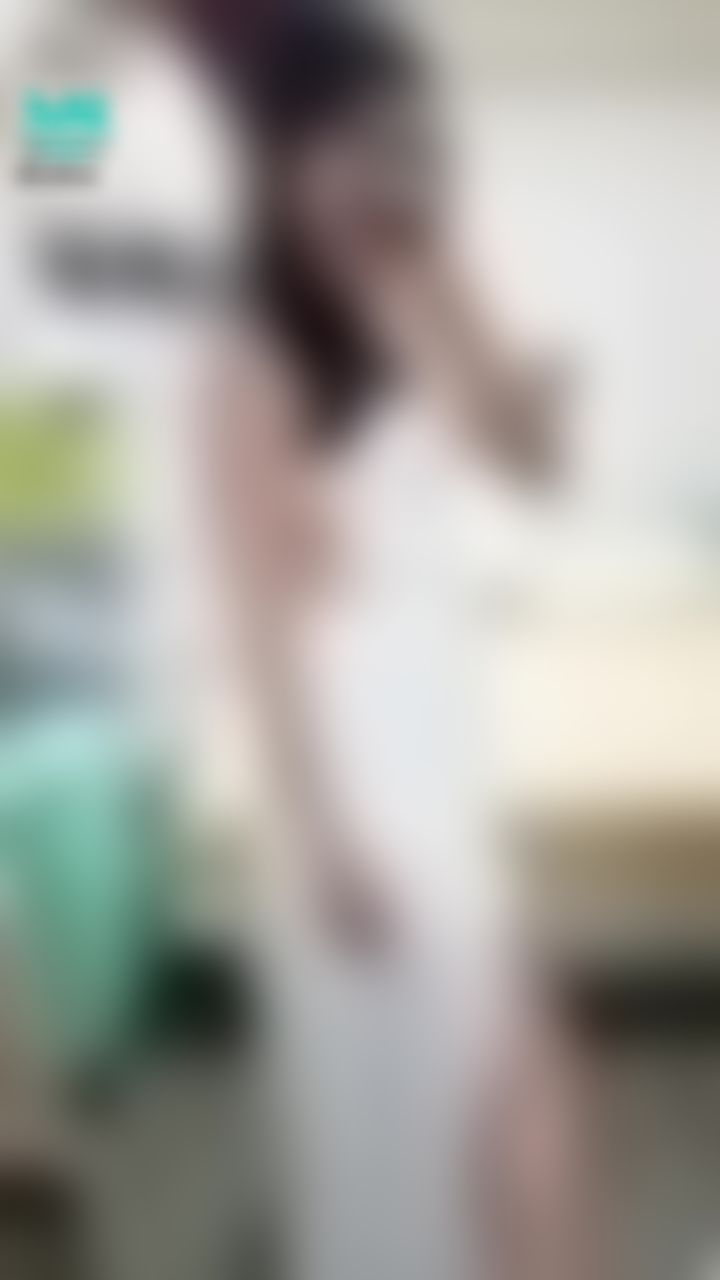 janicee : 拉開裙擺，露出美腿