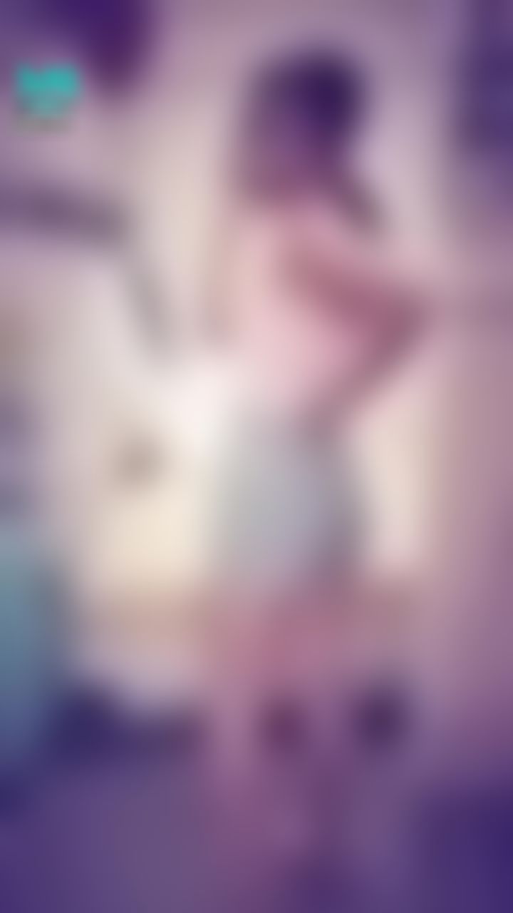 janicee : 轉過身的美臀💗
露出內衣邊緣的針織馬甲😈
胸口的小心機⭐找亮點💚
迷你裙或短褲，你喜歡哪個？
Summer knitwear😍
#性感 #長髮 #sexy #腿控 #鎖骨 #sexy #短裙 #赤腳 #裸足 #肩膀 #腿控 #美腿 #低胸 #乳溝 #針織 #短褲