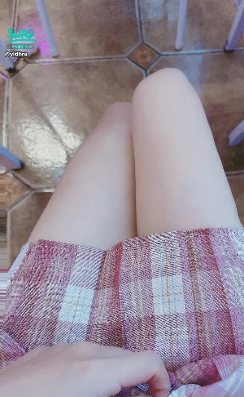 yidhra : 🔥i罩杯日常🔥久違的極短制服短裙😈