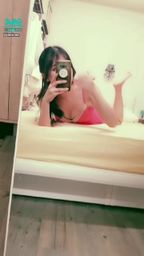 janicee : 放下肩帶,露出內衣💋
把胸部放在床上😈
性感細肩帶💓
常被說很性感的紅色睡衣👀
讓你不睡♥️
Insomnia🌹
#細肩帶 #長髮 #睡衣 #sexy #深V #低胸 #鎖骨 #美腿 #腿控 #腿控 #裸足 #赤腳