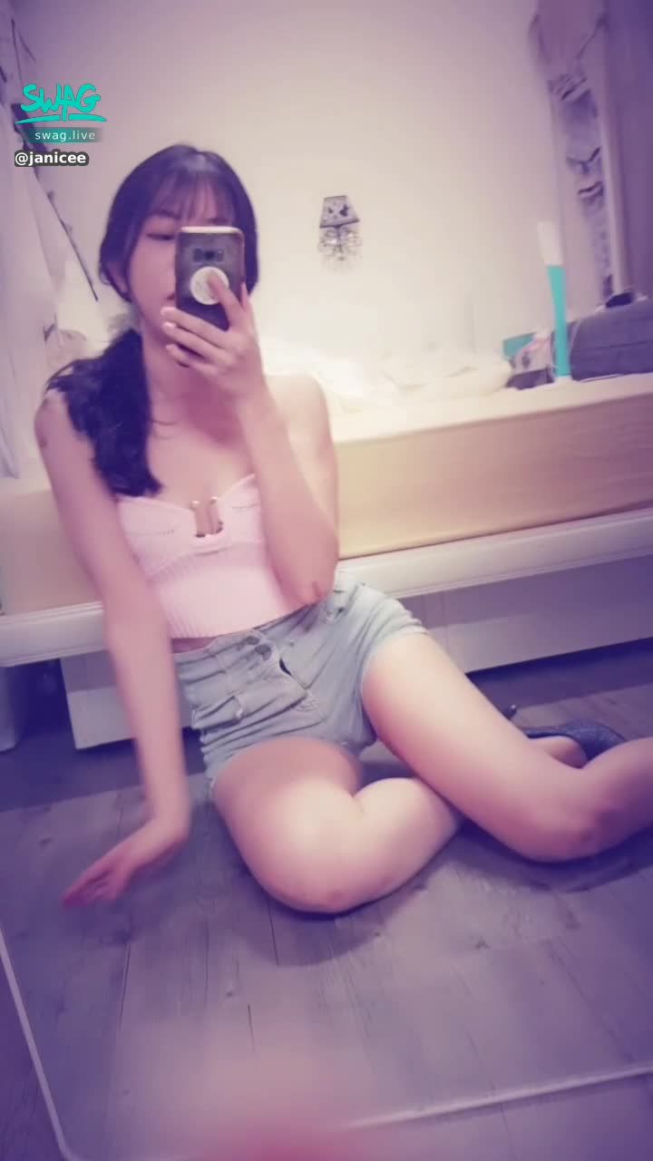 janicee : M腿摸摸