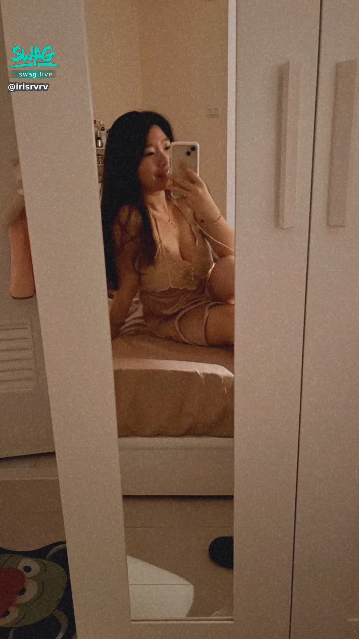 irisrvrv : 
outside 🌧️ so big
what is everyone doing 😋
Don't catch a cold
otherwise….
Sisi helps you 💉💉💉💦😳