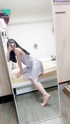 janicee : 露背緞面睡衣👀
地板上的美背與床上的美腿💋
透出性感的身形曲線🌹
silky💗
#細肩帶 #長髮 #睡衣 #sexy #裸足 #赤腳 #鎖骨 #短裙 #美腿 #腿控 #足控 #黑髮 #露背