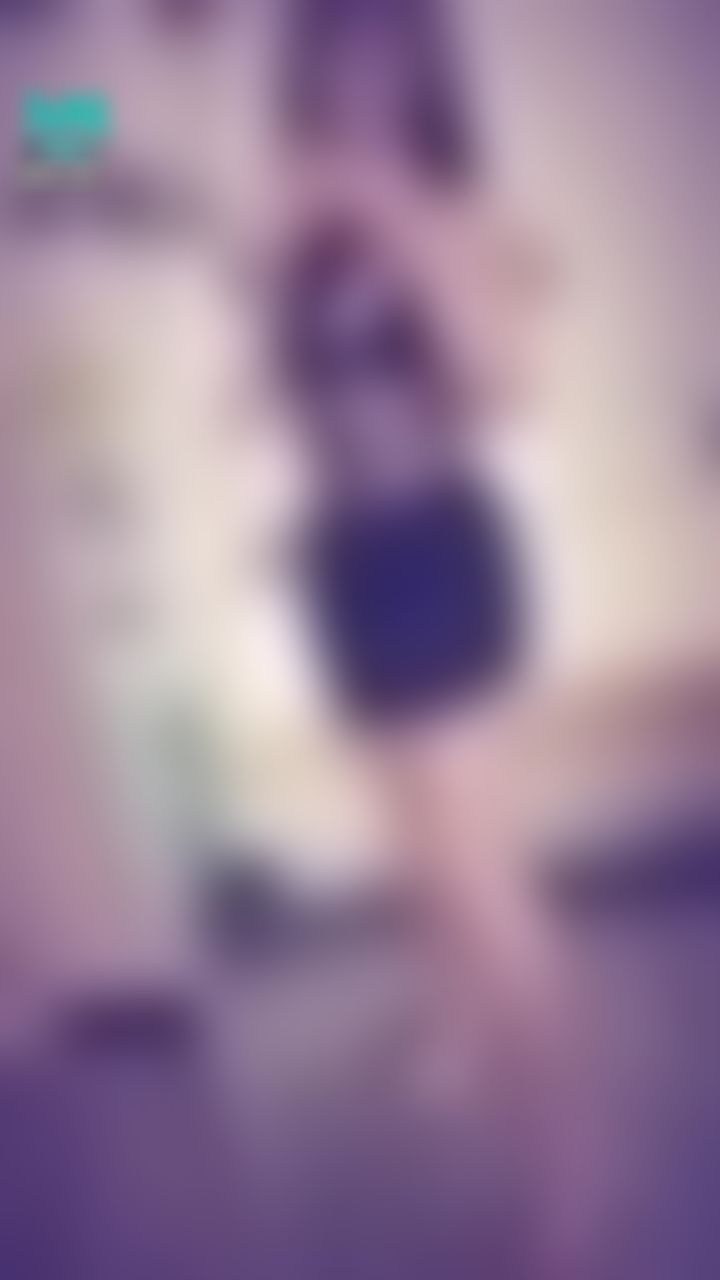  : 綁起背上的蝴蝶結🎀配上紅睡衣