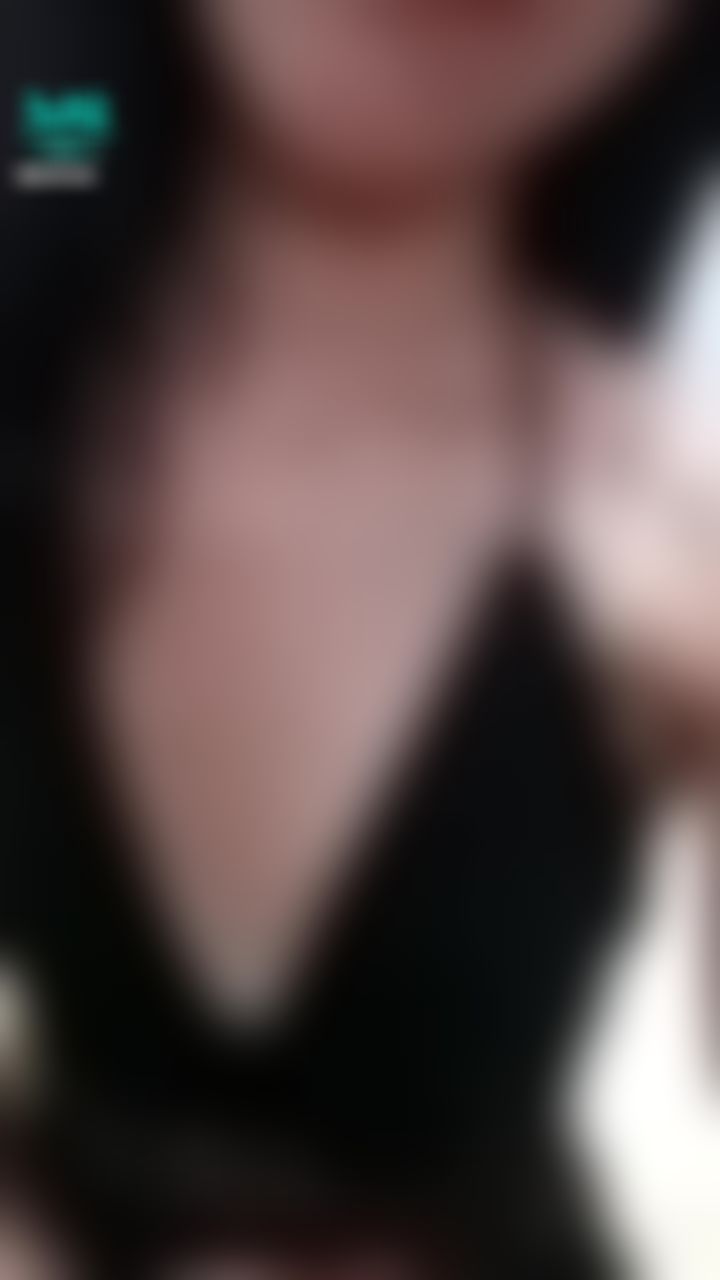 janicee : 揉奶😈快曝光的坐姿