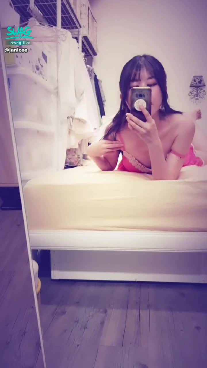janicee : 揉揉白嫩的美胸😍
放下兩側肩帶😈
桃紅低胸睡衣💙
容易露出內衣的模樣♥️
Lilac💖
#性感 #長髮 #睡衣 #sexy #腿控 #鎖骨 #短裙 #低胸 #赤腳 #裸足 #美腿 #細肩帶 #bra #內衣