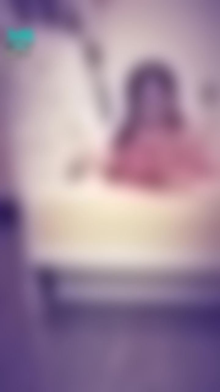 janicee : 放下肩帶，揉奶😈