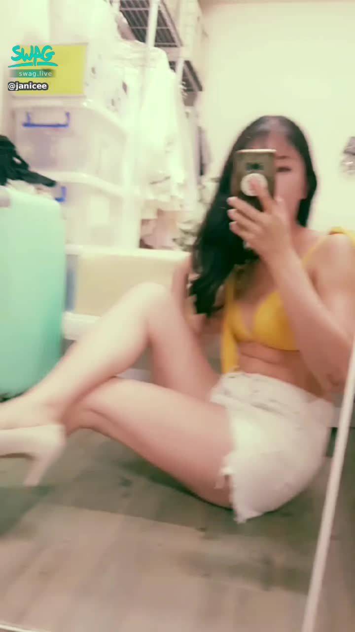 janicee : 側身的誘人線條💚
深V爆乳比基尼💗
近拍白皙的高跟鞋美腿👠
天氣漸漸轉涼，你今年去過海邊了嗎？💙
Summer swimwear💚
#性感 #長髮 #sexy #腿控 #鎖骨 #sexy #比基尼 #高跟鞋 #美腿 #低胸 #泳衣 #乳溝 #水著